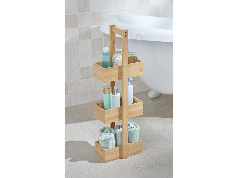 Badezimmer-Organizer aus Bambus mit Flaschen, Handtüchern und Badesalz.