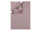 Ein rosa Blumen-Bettbezug-Set mit passendem einfarbigem rosa Kissenbezug.