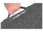 Eine Hand hebt eine graue Stofftasche mit einem Griff an.