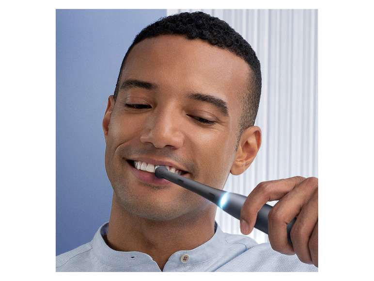 Gehe zu Vollbildansicht: Oral-B iO 7 Elektrische Zahnbürste mit 2 Aufsteckbürsten - Bild 15