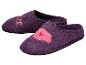Lila Filzpantoffeln mit rosa Details.