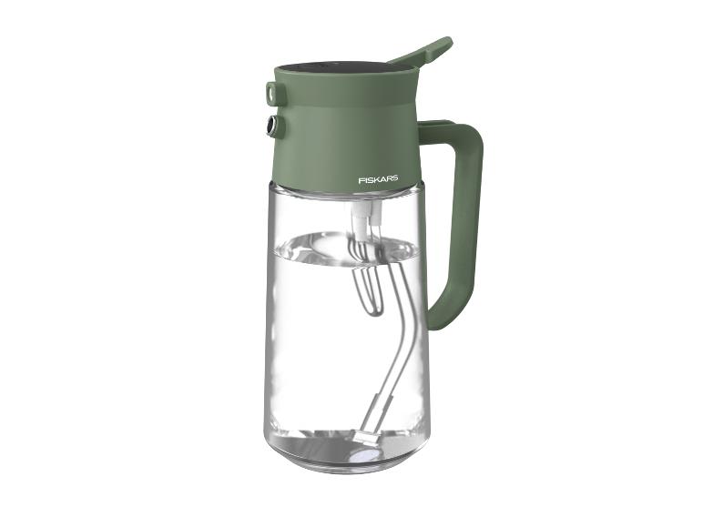 Glaskanne mit grünem Deckel und Griff, gefüllt mit Wasser.