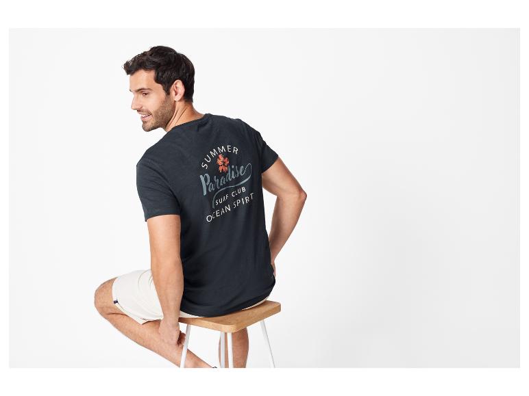 Schwarzes Herren-T-Shirt, beige Shorts, sommerlicher "Summer Paradise"-Stil.