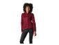 Lächelnde Frau in burgunderroter Fleecejacke und schwarzen Leggings