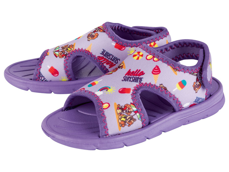 Zwei Paar lilafarbene Kinderschlappen mit einem fröhlichen Sommermuster.