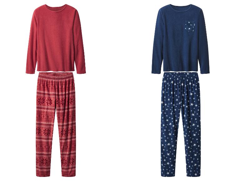 Zwei Fleece-Pyjama-Sets, eines rot mit Schneeflockenmustern, eines blau mit Sternenmustern.