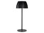 Schwarze Stehlampe mit plissiertem Schirm und rundem Fuß.