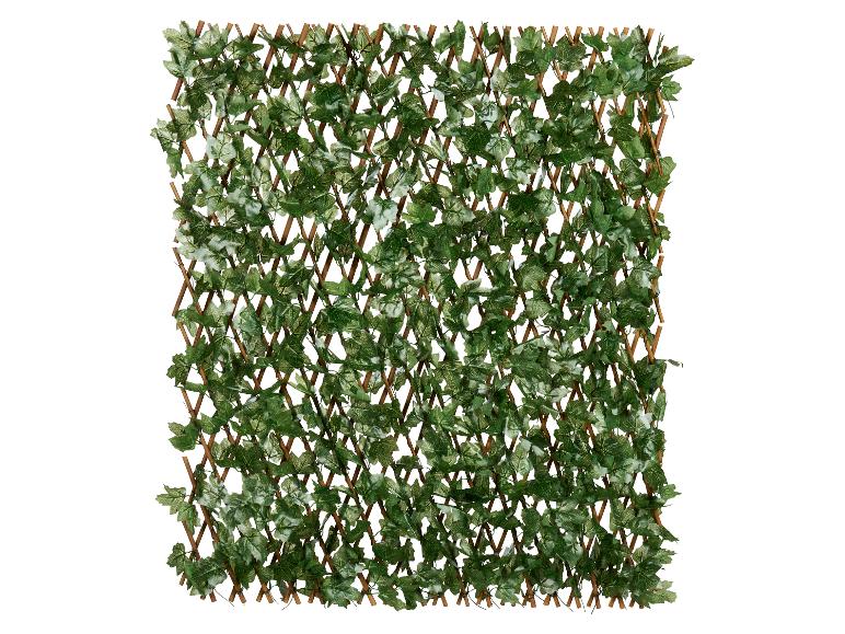 Ausziehbarer Holzzaun mit künstlichen grünen Blättern.