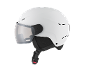 Weißer Skihelm mit grauem Visier und schwarzem Kinnriemen auf schwarzem Hintergrund.