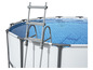 Ein oberirdisches Schwimmbecken mit einer Leiter