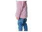 Kind in rosa Jacke und blauen Jeans.