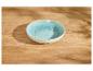 Türkise Schale auf Holztisch mit Schatten
