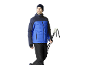 Mann in blauer und marineblauer Skijacke, schwarzer Skihose und Mütze, hält Skistöcke.