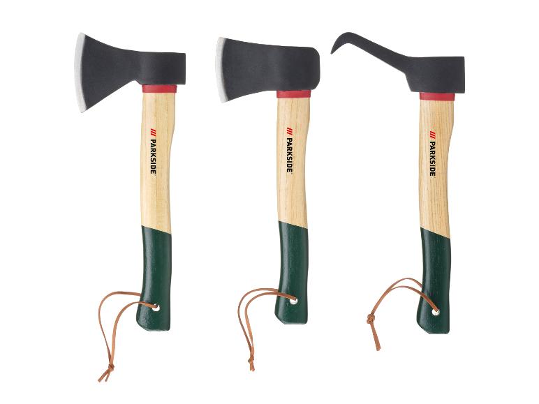Drei Äxte mit Holzgriffen und schwarzen Köpfen, eine mit Haken.