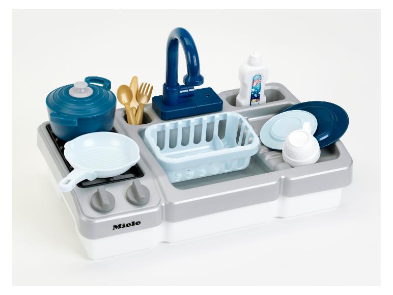 Miele Spielküche mit Spüle, Töpfen, Pfannen und Geschirr.