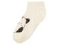 Kurze cremefarbene Socken mit Kätzchenmotiv.