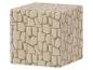 Beiger Pouf mit Steinpflastermuster.