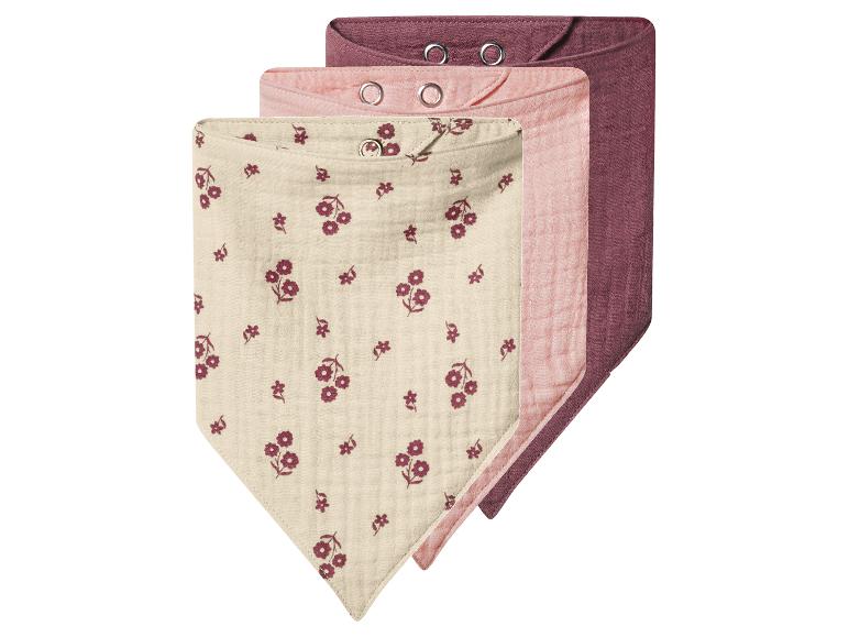 Drei Baumwoll-Halstücher: eines cremefarben mit Blumenmuster, eines rosa und eines dunkelviolett.