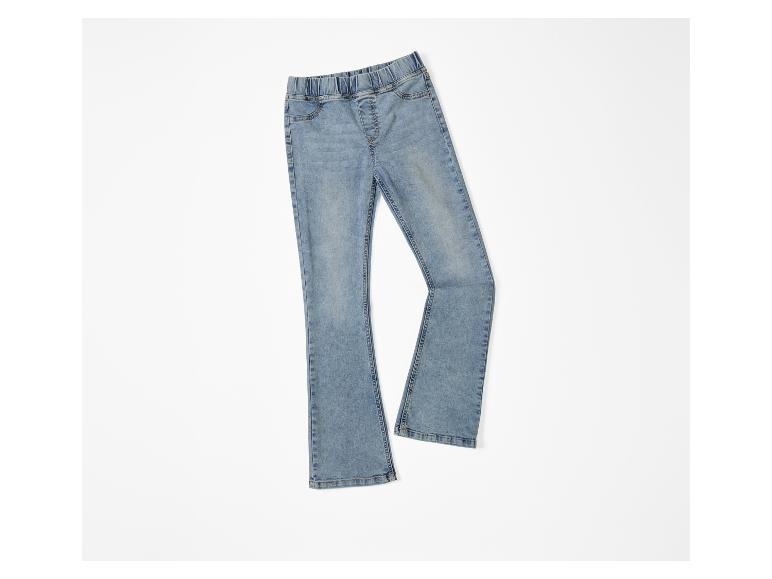 Hellblaue Jeans mit elastischem Bund.