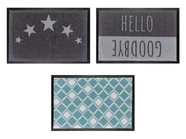 Drei Fußmatten: eine mit Sternen, eine mit 'Hello Goodbye' und eine mit geometrischem Muster.
