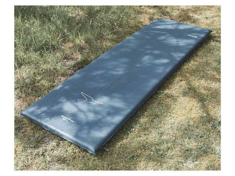 Eine blaue Easy Camp Isomatte auf Gras.