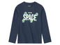 Ein dunkelblaues Langarmshirt mit einem Aufdruck von Planeten und dem Text 'I need more space'.