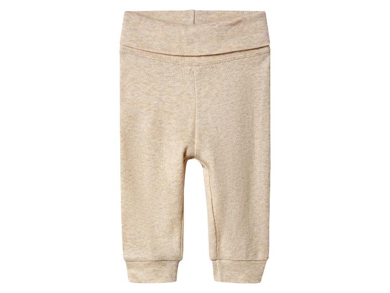 Beige Babyhose mit elastischem Bund und Bündchen an den Knöcheln.