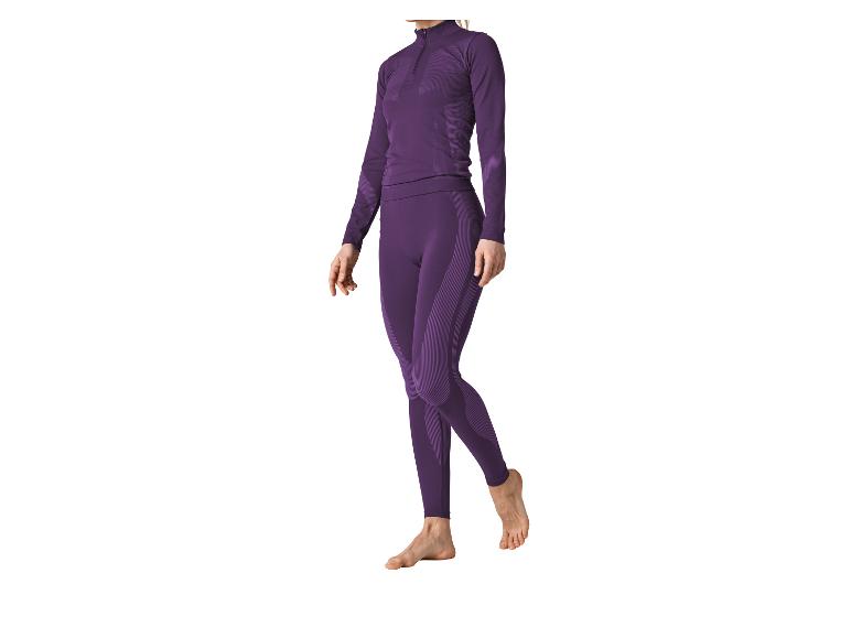 Frau in lila Leggings und langärmeligem Sportoberteil.