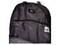 Offenes schwarzes Rucksack-Interieur mit einer Tasche und Logo-Etiketten.