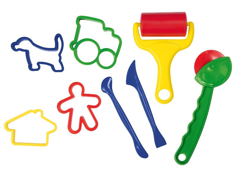 Bunte Plastik-Knetwerkzeuge: Rolle, Ausstechformen und Modellierwerkzeuge.