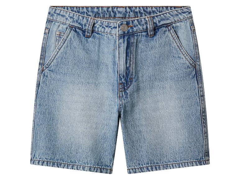 Hellblaue Jeans-Shorts mit Waschung und Taschen.