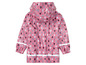 Ein rosa Regenmantel mit Herzchenmuster für Kinder.