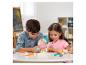 Kinder spielen am Tisch mit dem PLAY-DOH Spiel Sets Zahnarzt-Spielset