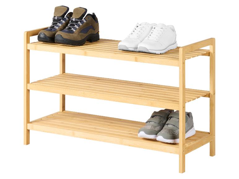 Schuhregal aus Holz mit Wanderschuhen, weißen Turnschuhen und grauen Kinderschuhen.