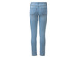 Hellblaue Skinny Jeans für Frauen.