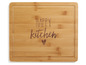 Ein Schneidebrett aus Holz mit der Aufschrift 'Happy Kitchen'.