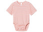 Ein rosa gestreiftes Baby-Body mit kurzen Ärmeln.