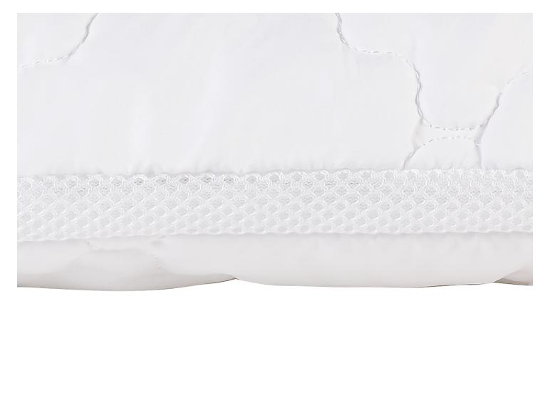 Weiße gesteppte Bettdecke mit einem Netzstreifen.