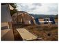 Ein Campingset mit Zelt, Stühlen, Tisch und Liege.