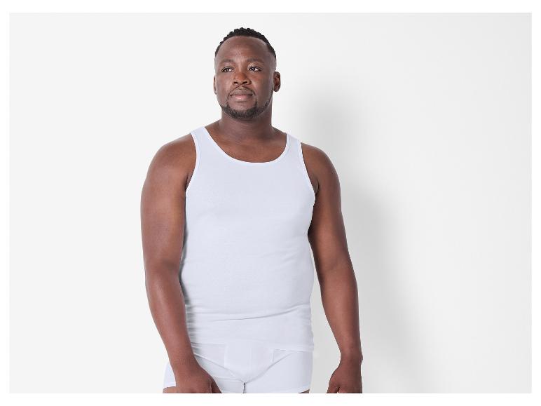 Mann in weißem Unterhemd und Boxershorts.