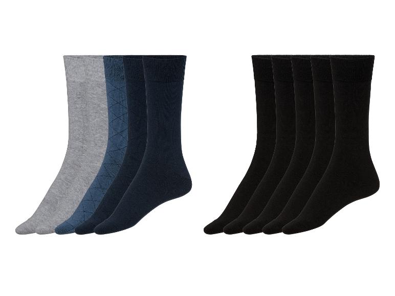 Schwarze und blaue Socken mit verschiedenen Mustern.