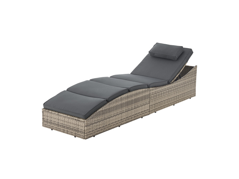 Ein grauer Rattan-Liegestuhl mit einem dicken, grauen Kissen.