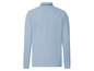 Ein hellblaues Poloshirt mit langen Ärmeln.