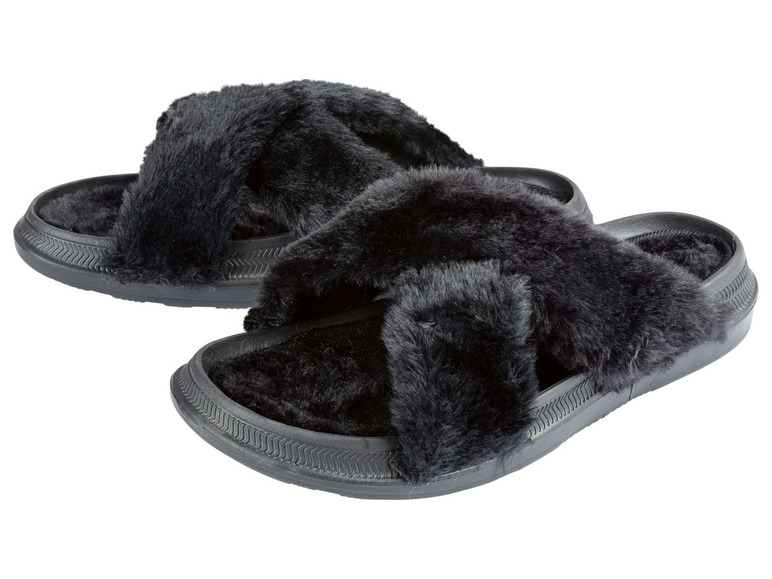 Zwei Paar schwarze, flauschige Hausschuhe mit gekreuzten Riemen.