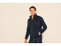 Herren-Fleecejacke in Dunkelblau mit Reißverschluss, gelbem T-Shirt und Jeans.