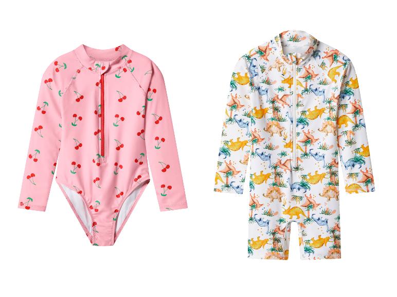 Zwei langärmelige Kinder-Badeanzüge: ein rosa mit Kirschen und ein weißer mit Dinosauriern.
