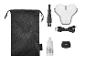 Pflegeset mit schwarzem Beutel, Bürste, Öl, USB-Kabel und Netzteil.