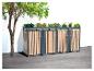 Mülltonnenbox mit Holzpaneelen und integrierten Pflanzgefäßen, neben einem Baum.