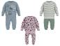 Drei Kinder-Pyjama-Sets: blau mit Baufahrzeugen, rosa Leopardenmuster und weiß/grün gestreift.