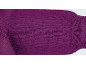 Nahaufnahme eines lila Strickpullovers mit sichtbaren Maschen und Textur.